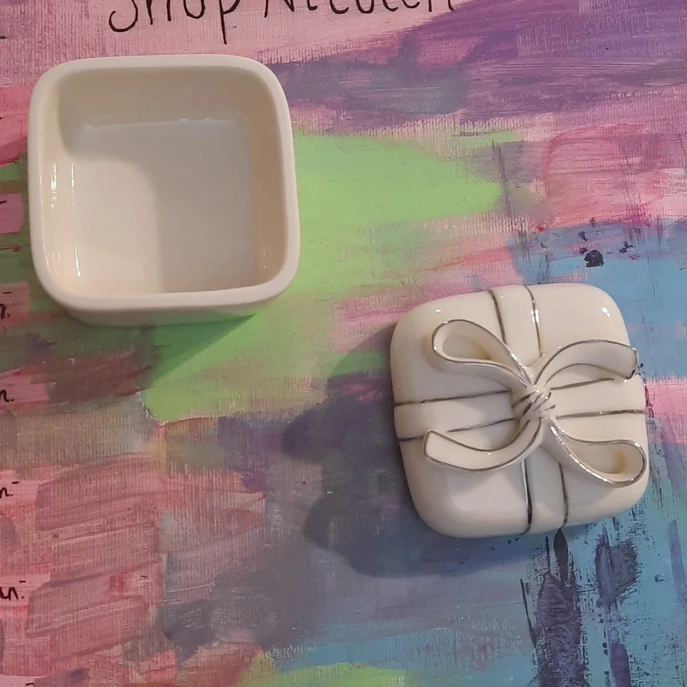 Beautiful glazed porcelain cream with silver trim bow small jewelry organizer